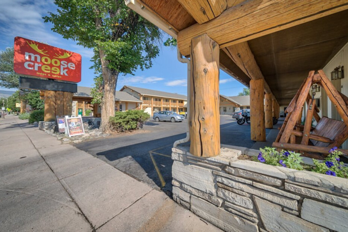 Moose Creek Lodge And Suites — , 