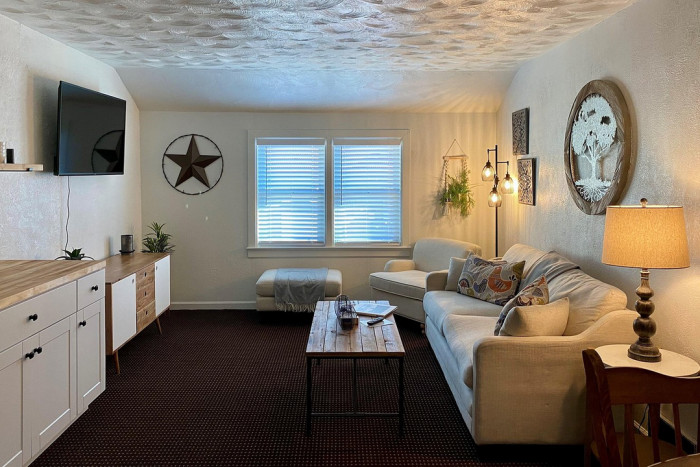 Moose Creek Lodge And Suites — , 