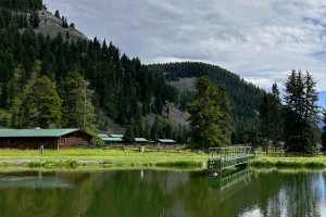 320 Ranch | Cabins & Log Lodges for anglers